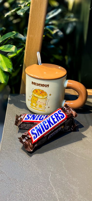 شکلات با کرم کارامل و مغز بادام زمینی ریز اسنیکرز