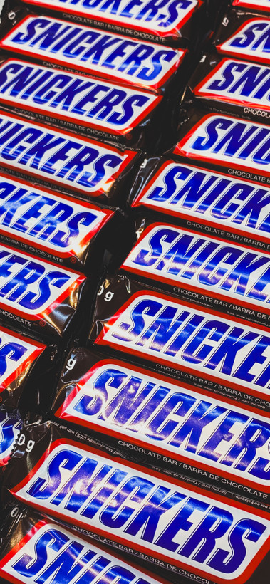 شکلات کارامل بادام زمینی اسنیکرز