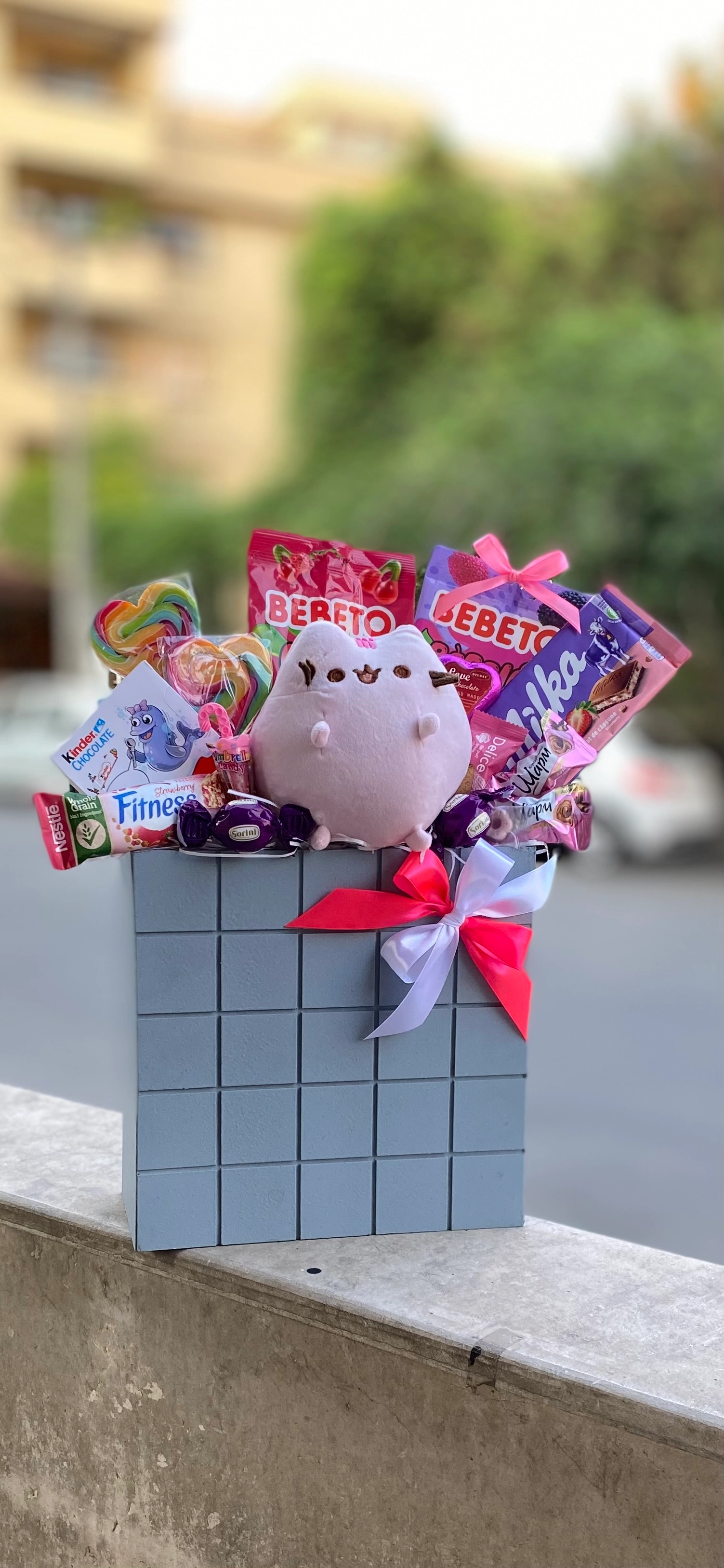 پک شکلات با عروشک پوشین