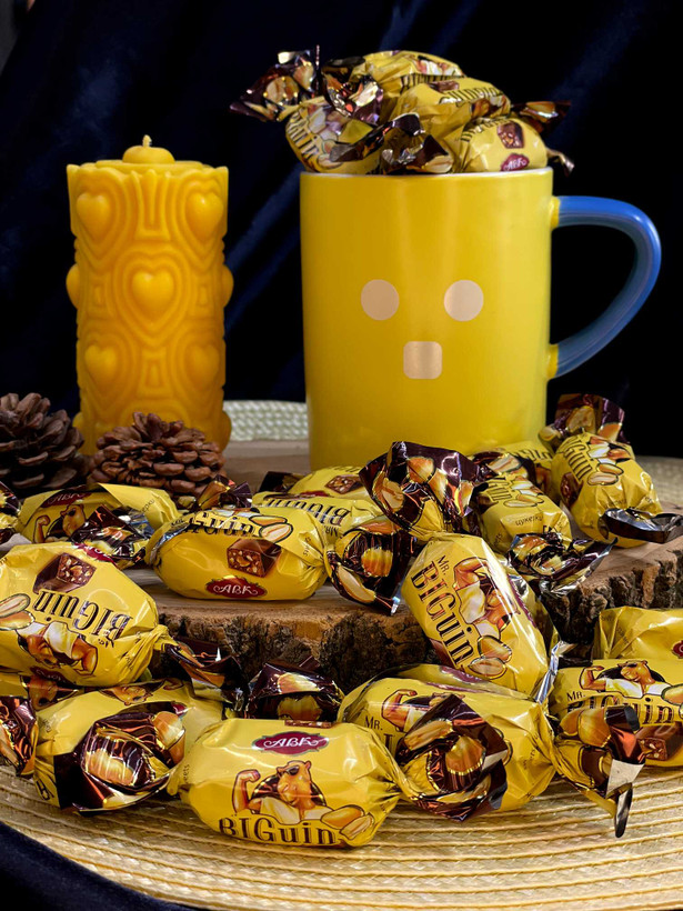 خرید شکلات با مغز بادام زمینی خارجی