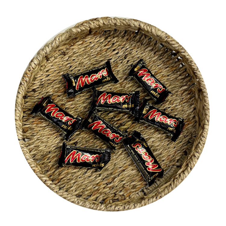 شکلات مارس کنار چای و قهوه