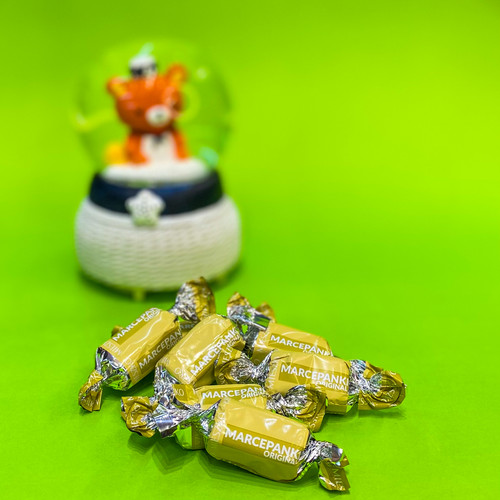 شکلات کاکائو با طعم بادام تلخ مناسب پذیرایی نوروز