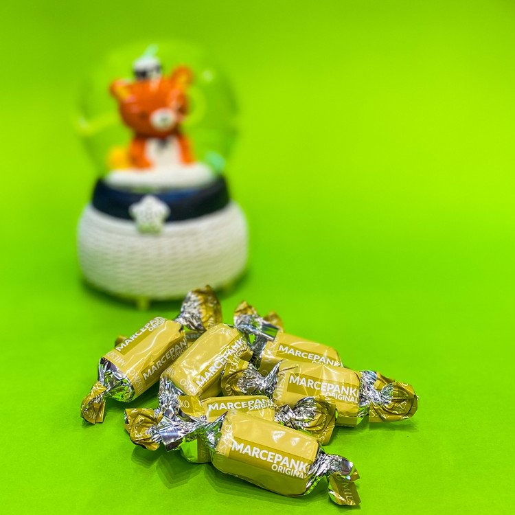 شکلات کاکائو با طعم بادام تلخ مناسب پذیرایی نوروز