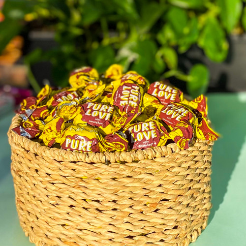 شکلات کارامل ساخت اوکراین خوشمزه کنار چای و قهوه