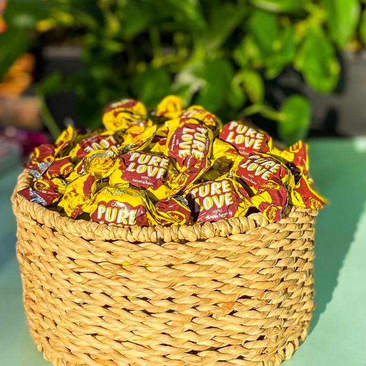 شکلات کارامل ساخت اوکراین خوشمزه کنار چای و قهوه