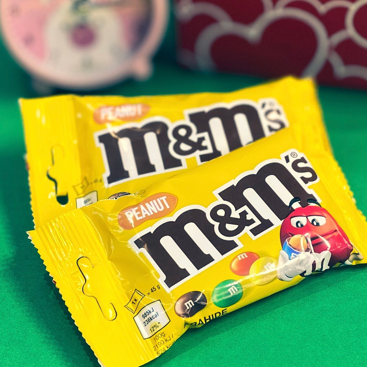 شکلات دراژه با مغز بادام زمینی