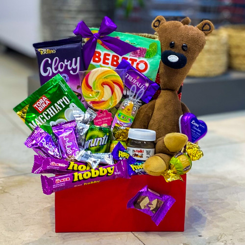 پک شکلات هدیه با عروسک دخترانه