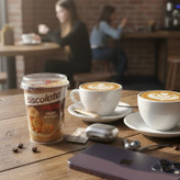 خرید آنلاین بیسکولاتا کارامل ماکیاتو کنار قهوه