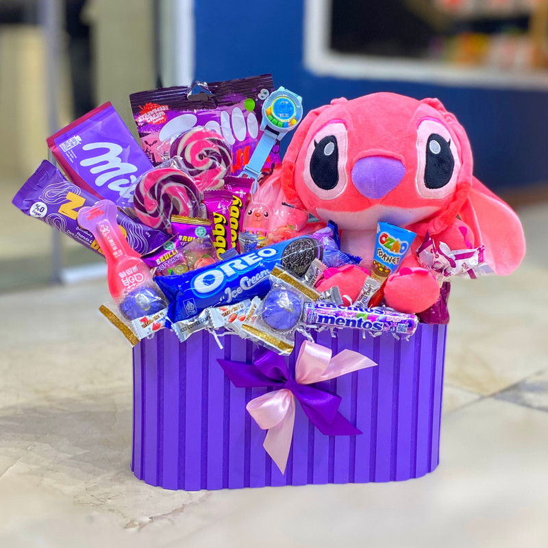 عروسک استیج صورتی با باکس شکلات و پاستیل برای روز دختر